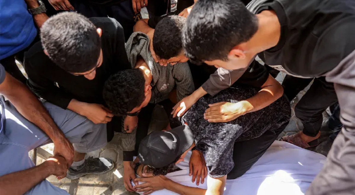 14 شهيدا في قصف الاحتلال خيام نازحين في خان يونس ودير البلح